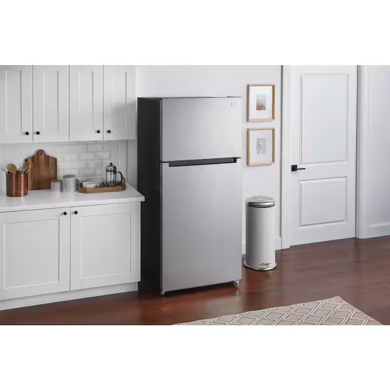 Top Freezer Refrigerator in Stainless Steel Look Q7367