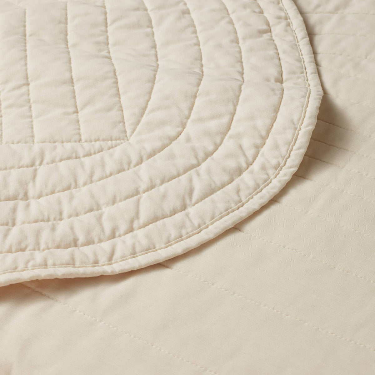 Cream Scalloped Edge Quilt O64359