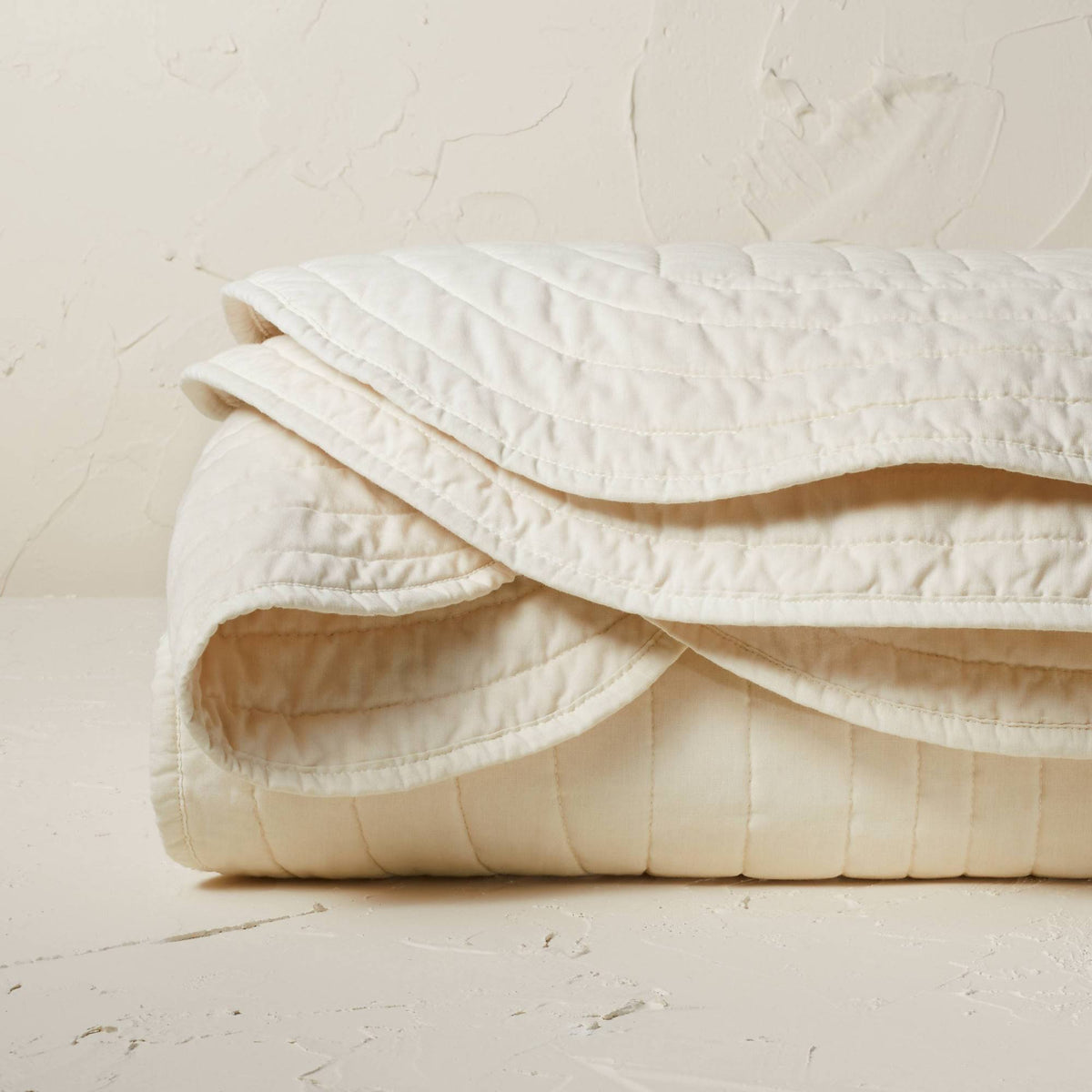 Cream Scalloped Edge Quilt O64359