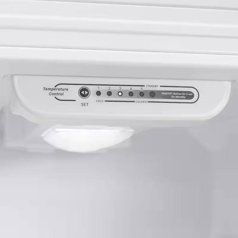 Top Freezer Refrigerator in Stainless Steel Look Q7367
